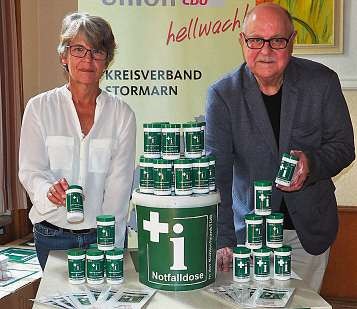 Annett Zander und Jens-Uwe Ehrlich präsentieren die neuen Notfalldosen Foto: cs Annett Zander und Jens-Uwe Ehrlich präsentieren die neuen Notfalldosen Foto: cs