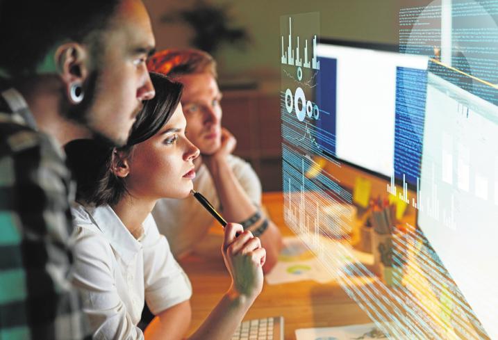 Software-Entwickler sind die derzeit gefragtesten IT-Spezialisten. Jedes dritte Unternehmen mit mindestens einer offenen IT-Stelle sucht Programmierer. Foto:Puhhha/Shutterstock Software-Entwickler sind die derzeit gefragtesten IT-Spezialisten. Jedes dritte Unternehmen mit mindestens einer offenen IT-Stelle sucht Programmierer. Foto:Puhhha/Shutterstock