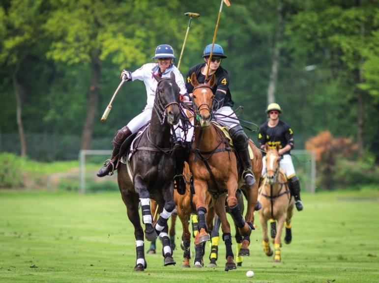 Hoch zu Pferde dem Ball nach.FOTO: BERNHARD WILLROTH