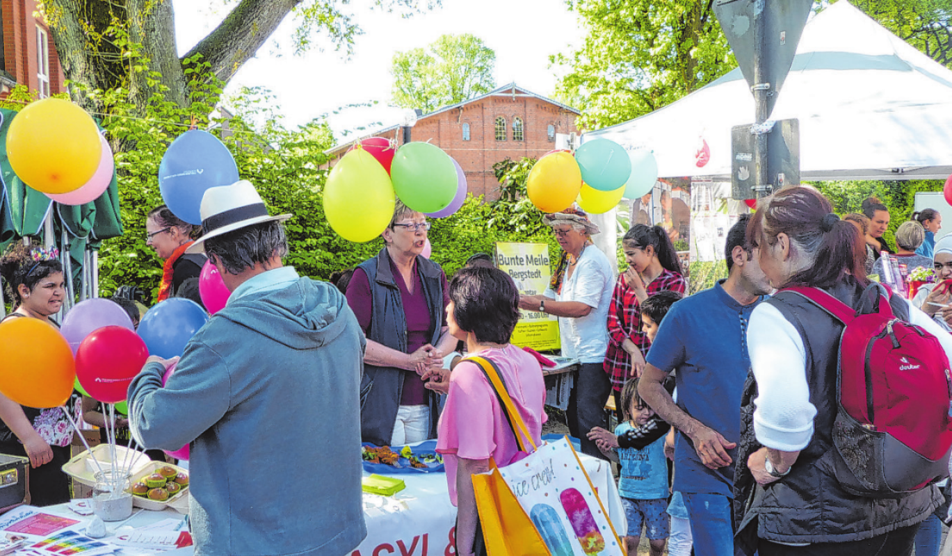 Luftballons, Flohmarktstände,Wissenswertes und Leckeres wartet auf Besucher Luftballons, Flohmarktstände,Wissenswertes und Leckeres wartet auf Besucher
