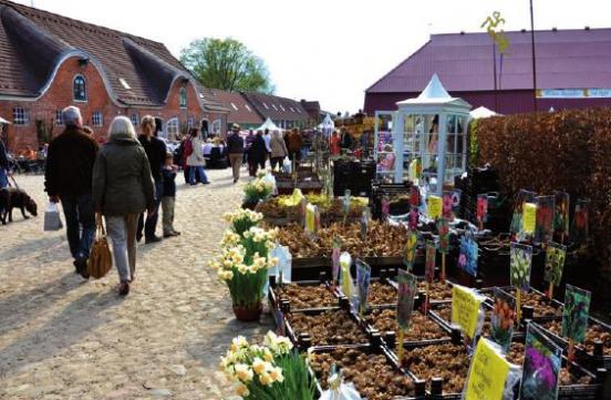 Buntes Treiben auf dem Frühjahrsmarkt von Gut Basthorst