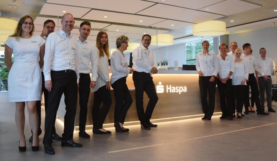 Das Blankeneser Haspa-Team mit Filialleiter Daniel Malzahn (dritter v. l.)