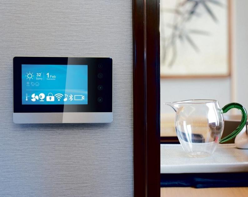 Über Tablets lassen sich bequem Rollläden und Beleuchtung bedienen  Foto: Fotolia - zhu difeng Über Tablets lassen sich bequem Rollläden und Beleuchtung bedienen  Foto: Fotolia - zhu difeng