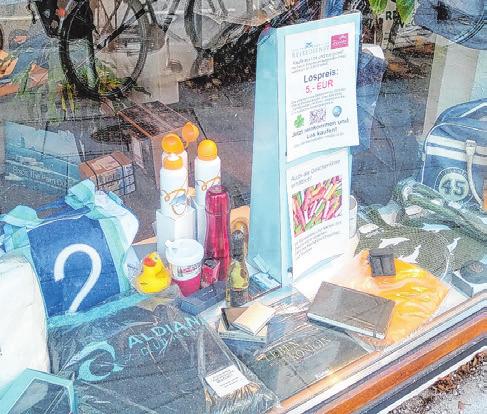 Die Preise werden im Schaufenster des Reisebüros ausgestellt Foto: wb Die Preise werden im Schaufenster des Reisebüros ausgestellt Foto: wb