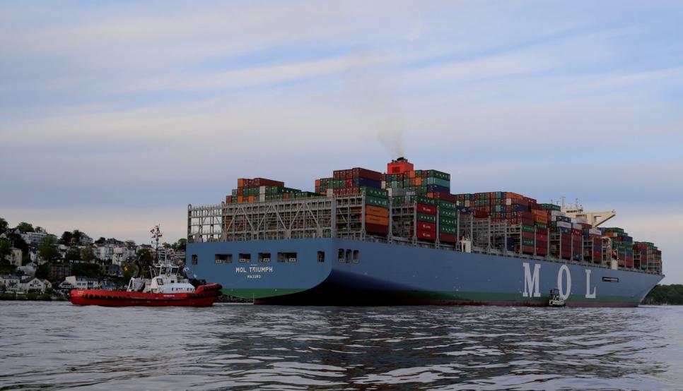 Die „MOL Triumph“, das weltgrößte Containerschiff hat die Schlepper festgemacht und passiert Blankenese.FOTO: H. A. PRINZ REUSS