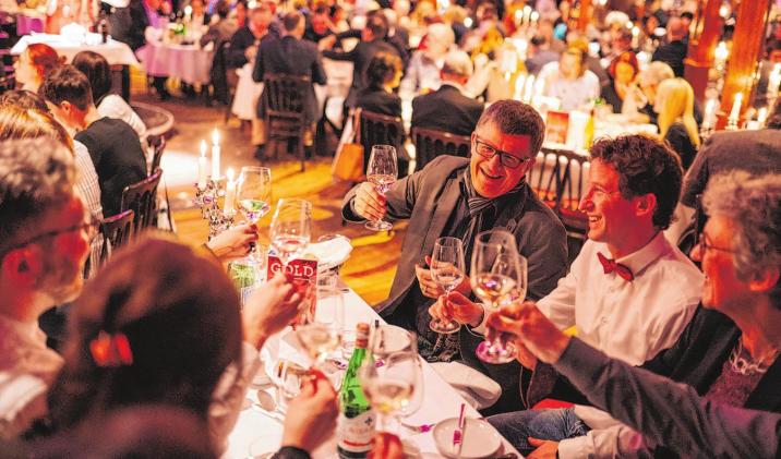 Auch für die Firmenfeier bietet sich die aufregende Dinner-Show an Foto: Palazzo Hamburg Auch für die Firmenfeier bietet sich die aufregende Dinner-Show an Foto: Palazzo Hamburg