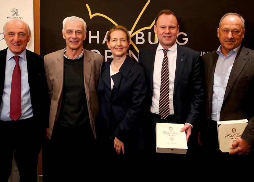 Mehr Tennis im Hamburger Rathaus ging nicht. V.l. Peter Michael Reichel, DTB Sportdirektor Klaus Eberhard, Sandra Reichel, Hausherr und Innensenator Andy Grote und Tennis Europe Präsident Vladimir Dmitriev. Die beiden letzteren freuten sich über eine Original Sacher Torte. Foto: Getty Images Mehr Tennis im Hamburger Rathaus ging nicht. V.l. Peter Michael Reichel, DTB Sportdirektor Klaus Eberhard, Sandra Reichel, Hausherr und Innensenator Andy Grote und Tennis Europe Präsident Vladimir Dmitriev. Die beiden letzteren freuten sich über eine Original Sacher Torte. Foto: Getty Images