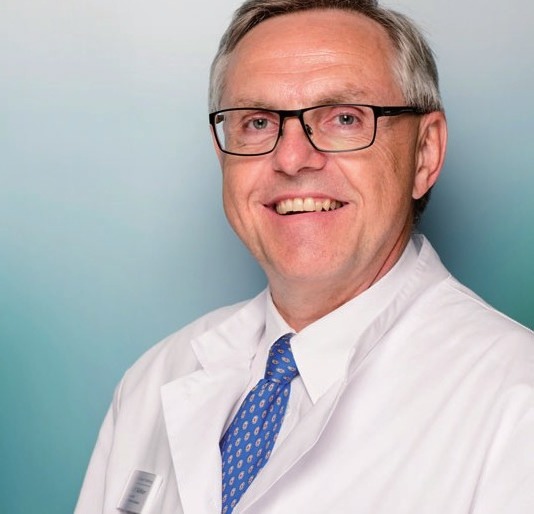Dr. Köhler, Ärztlicher Direktor der Abteilung für Wirbelsäulenchirurgie