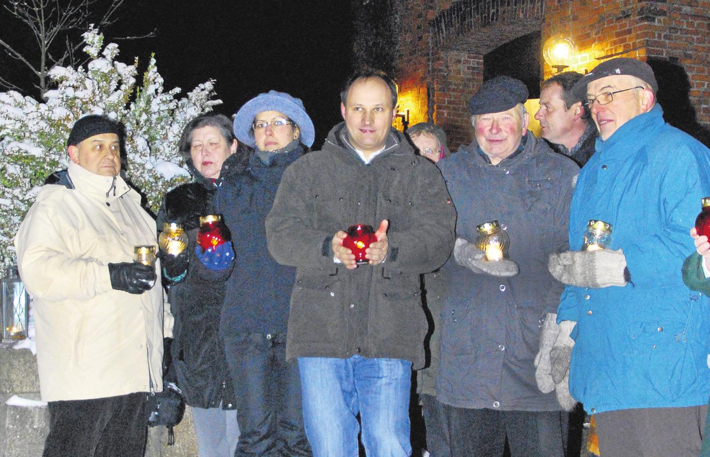 Winter 2010: Eine Mahnwache der initiative Missbrauch in Ahrensburg vor der Schlosskirche. Foto: Petra Sonntag  Winter 2010: Eine Mahnwache der initiative Missbrauch in Ahrensburg vor der Schlosskirche. Foto: Petra Sonntag