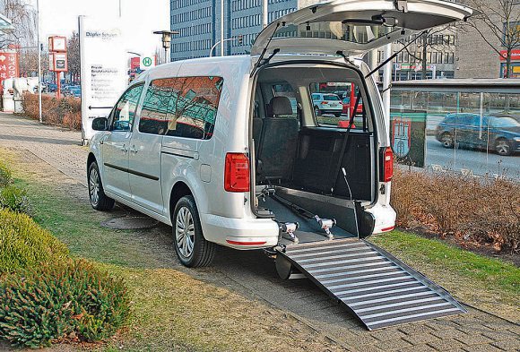Auf diese Weise umgebaut, kann das Fahrzeug jetzt Rollstuhlfahrer sicher befördern Auf diese Weise umgebaut, kann das Fahrzeug jetzt Rollstuhlfahrer sicher befördern