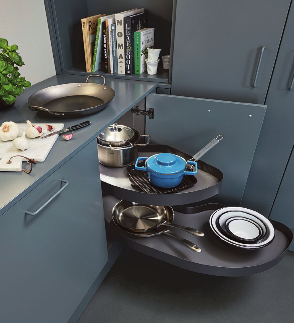 Ein Eckschrank wird zur Komfortzone: Hier kommt der Inhalt seinen Nutzern bequem entgegen. Ein Eckschrank wird zur Komfortzone: Hier kommt der Inhalt seinen Nutzern bequem entgegen.