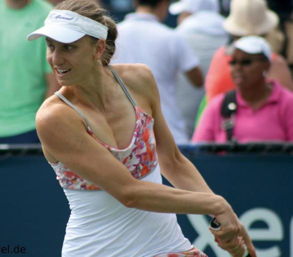 Mona Barthel: Istanbul Runde 1 gegen Christina McHale 6:7, 6:4, 3:6; Prag Runde 1 gegen Anronia Lottner 0:6, 5:7; Tendenz nach dem Aus in Runde 1 der French Open: ein Auf und ab. (Foto: Jürgen Hasenkopf) Mona Barthel: Istanbul Runde 1 gegen Christina McHale 6:7, 6:4, 3:6; Prag Runde 1 gegen Anronia Lottner 0:6, 5:7; Tendenz nach dem Aus in Runde 1 der French Open: ein Auf und ab. (Foto: Jürgen Hasenkopf)