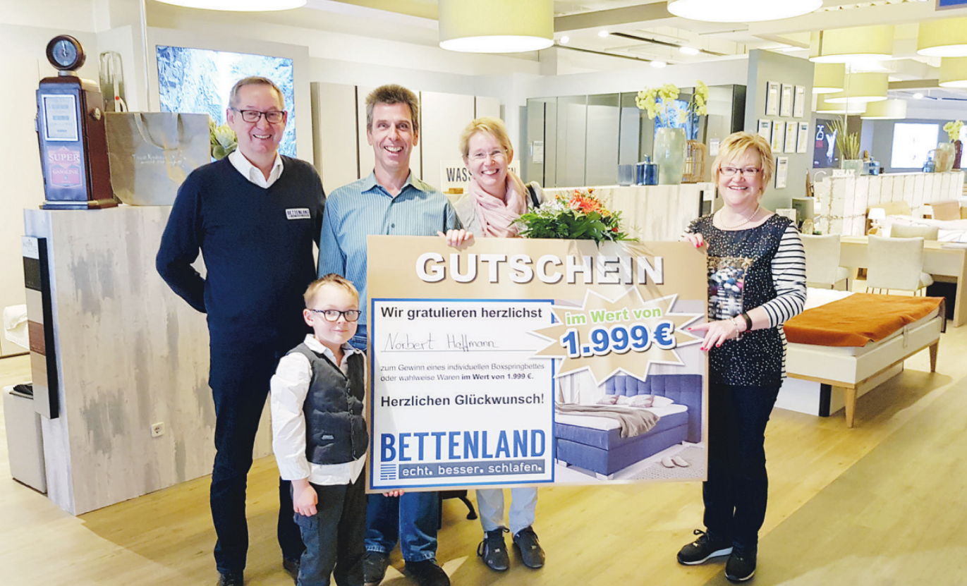 Strahlende Gewinner des großen Preises der Firma „BETTENLAND“ bei der Übergabe: Klaus Nielsen (v. l.) , Linus Ratjen, der Gewinner Norbert Hoffmann mit Juliane Hoffmann und Regina Nielsen Foto: Bettenland Strahlende Gewinner des großen Preises der Firma „BETTENLAND“ bei der Übergabe: Klaus Nielsen (v. l.) , Linus Ratjen, der Gewinner Norbert Hoffmann mit Juliane Hoffmann und Regina Nielsen Foto: Bettenland