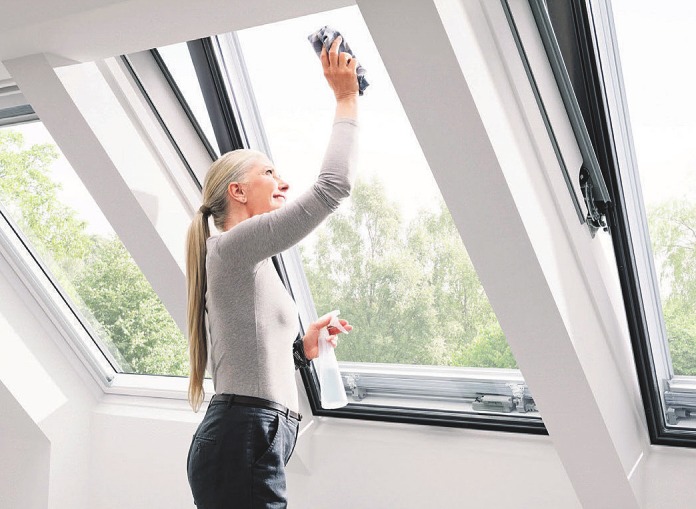 Zum Säubern der Außenseite wird der Fensterflügel einfach um 180 Grad gedreht und am Rahmen fixiert Fotos (3): djd/Velux Zum Säubern der Außenseite wird der Fensterflügel einfach um 180 Grad gedreht und am Rahmen fixiert Fotos (3): djd/Velux