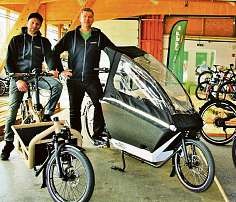 Inhaber Michael Beckmann (links) und Verkäufer Tobias Kohl testen im Ausstellungsraum neue e-Bikes Foto: jae Inhaber Michael Beckmann (links) und Verkäufer Tobias Kohl testen im Ausstellungsraum neue e-Bikes Foto: jae