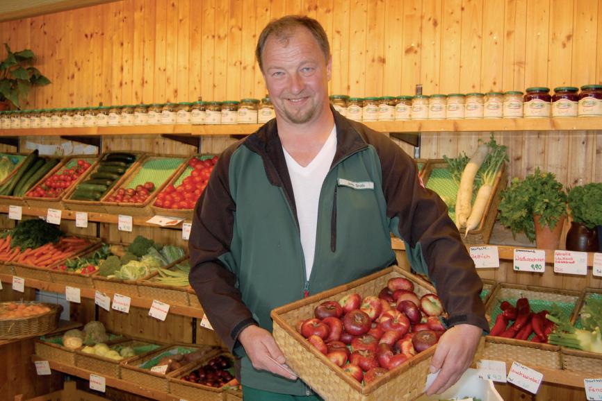 Unternehmer Jens Grafe in seinem Nienstedtener Geschäft „Grafe’s Fruchtkorb“. FOTO: HÖSCH