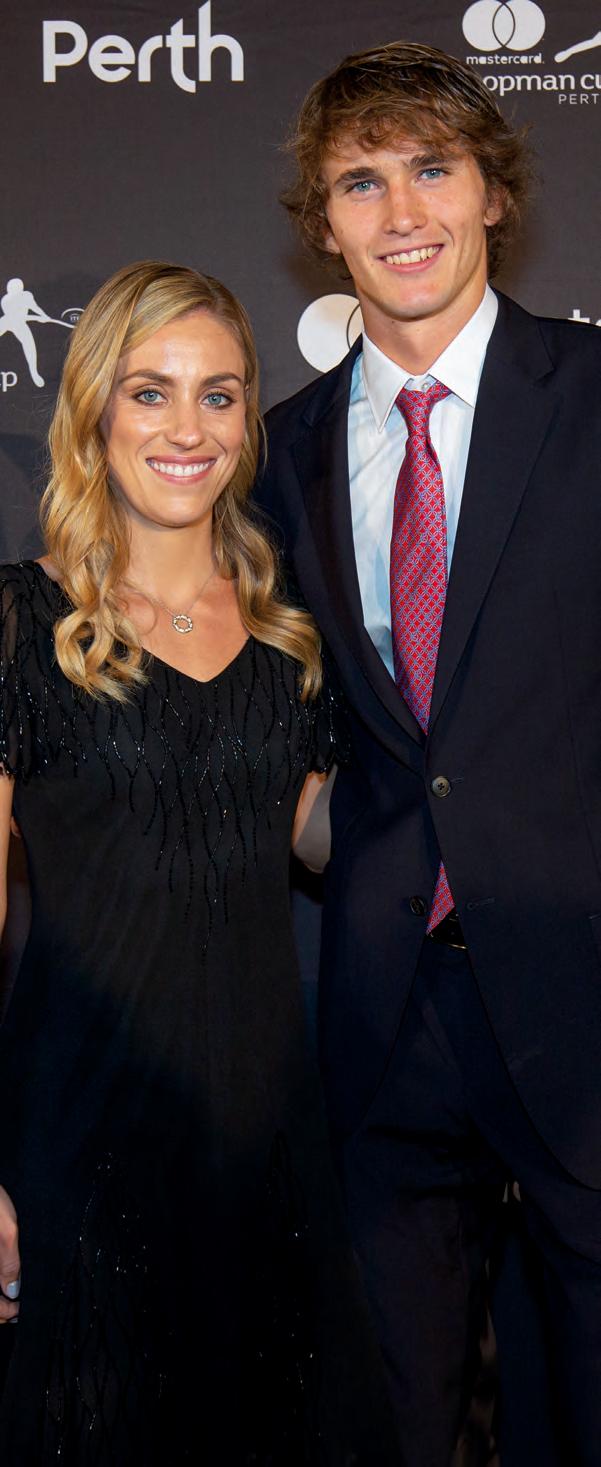 Das „Kleine Schwarze“ und den eleganten Anzug immer mit im Gepäck. Angelique Kerber und Alexander Zverev. Foto: Jürgen Hasenkopf Das „Kleine Schwarze“ und den eleganten Anzug immer mit im Gepäck. Angelique Kerber und Alexander Zverev. Foto: Jürgen Hasenkopf