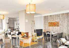 Alpenländische Kulinarik und Atmosphäre: Das Stüberl im Kaminzimmer des Schulauer Fährhauses Alpenländische Kulinarik und Atmosphäre: Das Stüberl im Kaminzimmer des Schulauer Fährhauses