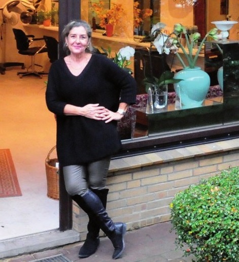 Kathrin Barth vor ihrem Salon