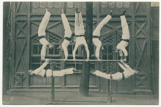Schauturnen des Ottensener Turnvereins um 1902. FOTO: STADTTEILARCHIV OTTENSEN/OBV