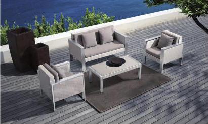 Das Cube-Set gehört zum Sortiment von Jarke Teak & Rattan