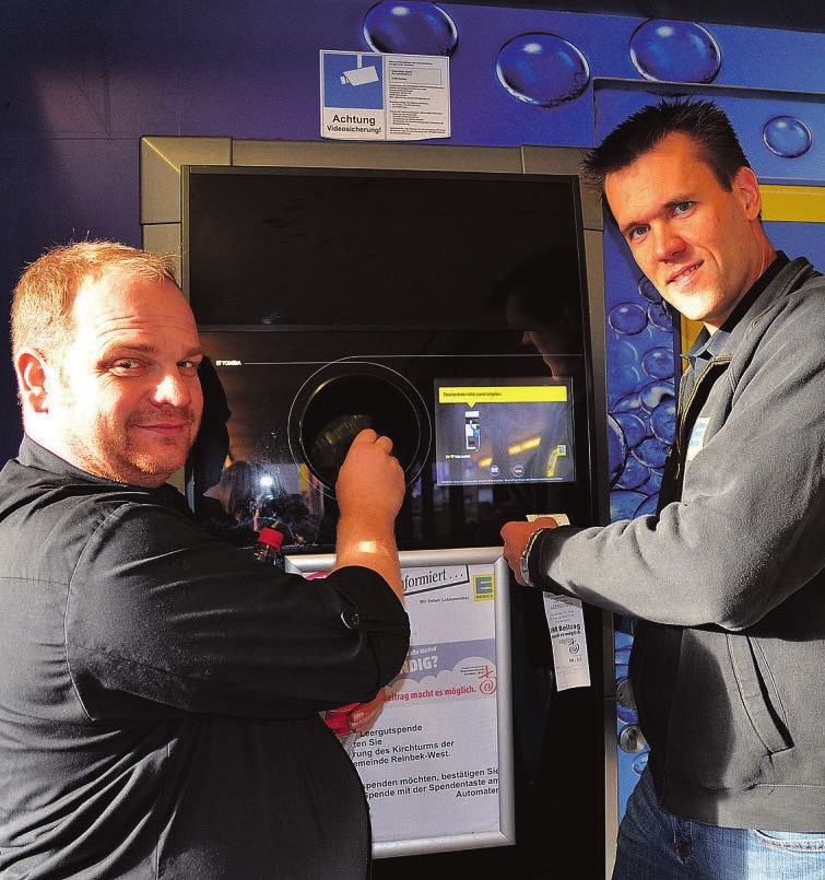 Marktinhaber Helge Kröger und Marktleiter Thomas Schröder (links) mit dem modernen Pfandautomaten, der bei Knopfdruck für den Kirchturm spendet Foto: Dörte Hoffmann Marktinhaber Helge Kröger und Marktleiter Thomas Schröder (links) mit dem modernen Pfandautomaten, der bei Knopfdruck für den Kirchturm spendet Foto: Dörte Hoffmann
