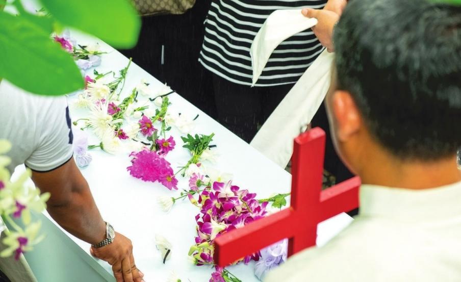 Abschied mit Blüten oder Sand gehören zu den Ritualen am Grab – sind aber keine Pflicht. Foto: fotolia - thaiprayboy Abschied mit Blüten oder Sand gehören zu den Ritualen am Grab – sind aber keine Pflicht. Foto: fotolia - thaiprayboy