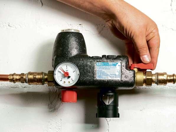 Bei einer Heizungswartung wird auch die Nachfüllstation für Heizungswasser überprüft, damit der Wasserdruck im System optimal eingestellt ist Foto: ZVSHK Bei einer Heizungswartung wird auch die Nachfüllstation für Heizungswasser überprüft, damit der Wasserdruck im System optimal eingestellt ist Foto: ZVSHK