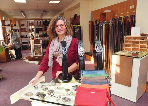 Isabel Gast kümmert sich um den Verkauf der Gürtel bei Ludwig Schröder in Uetersen im Fabrikshop Foto: Klein Isabel Gast kümmert sich um den Verkauf der Gürtel bei Ludwig Schröder in Uetersen im Fabrikshop Foto: Klein