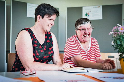 Christina Sittig-Schubert, Projektkoordinatorin BHH Sozialkontor, und die Klientin Hannelore Stoffers wollen das Engagement im Stadtteil stärken Christina Sittig-Schubert, Projektkoordinatorin BHH Sozialkontor, und die Klientin Hannelore Stoffers wollen das Engagement im Stadtteil stärken