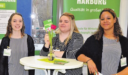 Am Tag der offenen Schule stellen neben Lehrkräften auch Schülerinnen und Schüler ihre Schule vor Foto: BS18 Am Tag der offenen Schule stellen neben Lehrkräften auch Schülerinnen und Schüler ihre Schule vor Foto: BS18