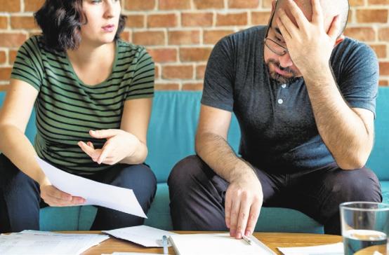 Kreditverträge und Co.: Wenn der Ehepartner verträge abschließt, betrifft das immer beide Parteien Foto: thinkstock Kreditverträge und Co.: Wenn der Ehepartner verträge abschließt, betrifft das immer beide Parteien Foto: thinkstock