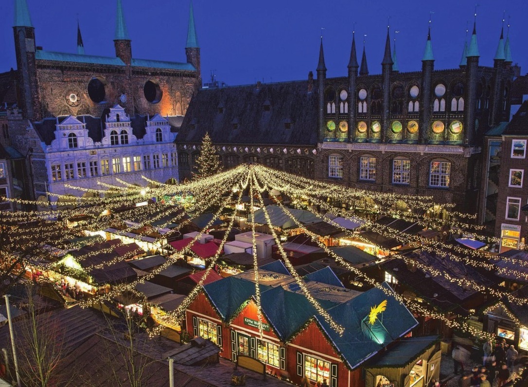 Die Lübecker Altstadt präsentiert sich in diesen Wochen als bezaubernde Weihnachtsstadt. Foto: LTM/Olaf Malzahn Die Lübecker Altstadt präsentiert sich in diesen Wochen als bezaubernde Weihnachtsstadt. Foto: LTM/Olaf Malzahn
