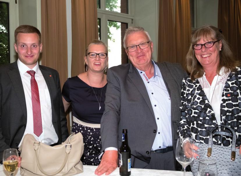 Rouven Andresen und Birte Dettmers (FRS) mit Dr. Stefan Behn und Ehefrau Petra