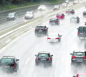 Bei Nässe und starken Winden müssen Autofahrer sehr vorsichtig fahren. Foto: ADAC Bei Nässe und starken Winden müssen Autofahrer sehr vorsichtig fahren. Foto: ADAC
