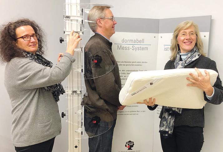 Claudia Skerra (l.) vermisst ihren Geschäftspartner Stefan Meyer nach der speziellen Nackenstütz-Bedarfsanalyse, Sabine Görgens hat das richtige Kopfkissen parat Foto: Skibbe   Claudia Skerra (l.) vermisst ihren Geschäftspartner Stefan Meyer nach der speziellen Nackenstütz-Bedarfsanalyse, Sabine Görgens hat das richtige Kopfkissen parat Foto: Skibbe