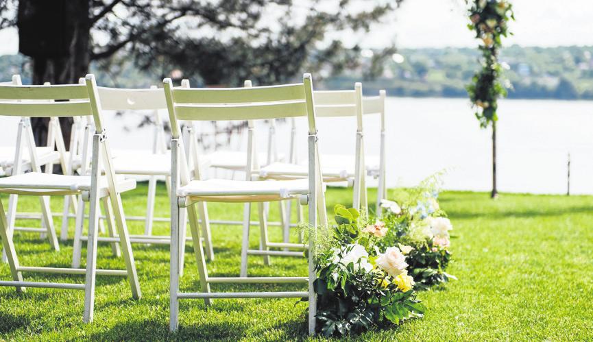 Auf der grünen Wiese direkt am See: Viele Standesämter bieten auch Außentrauungen an. Foto: Ruslan 127 / Shutterstock Auf der grünen Wiese direkt am See: Viele Standesämter bieten auch Außentrauungen an. Foto: Ruslan 127 / Shutterstock
