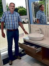 Auch Stauraum im Badezimmer zeigt Jörn Eggers seinen Kunden Auch Stauraum im Badezimmer zeigt Jörn Eggers seinen Kunden