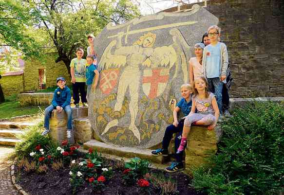 Erst im letzten Herbst wurde das restaurierte Stadtwappen im Zeitzer Rathausgarten der Öffentlichkeit übergeben. Der Zeitzer Rotary-Club hatte das Vorhaben organisiert und mit Spenden unterstützt. Schüler der Klasse 3a der Grundschule Stadtmitte machen die bildliche Darstellung des Wappens nun auch zum Unterrichtsthema. Im Rahmen des Zeichenunterrichts fertigten sie Skizzen für Holzschnitte an. FOTO: HARTMUT KRIMMER Erst im letzten Herbst wurde das restaurierte Stadtwappen im Zeitzer Rathausgarten der Öffentlichkeit übergeben. Der Zeitzer Rotary-Club hatte das Vorhaben organisiert und mit Spenden unterstützt. Schüler der Klasse 3a der Grundschule Stadtmitte machen die bildliche Darstellung des Wappens nun auch zum Unterrichtsthema. Im Rahmen des Zeichenunterrichts fertigten sie Skizzen für Holzschnitte an. FOTO: HARTMUT KRIMMER