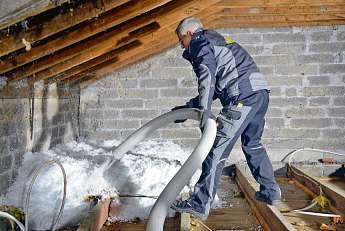 Mit einer Aufblasdämmung sind selbst schwer zugängliche oberste Geschossdecken in kurzer Zeit gedämmt Mit einer Aufblasdämmung sind selbst schwer zugängliche oberste Geschossdecken in kurzer Zeit gedämmt