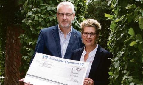 Beate Gülde und Thomas Schell bei der Scheckübergabe Foto: Grobler Beate Gülde und Thomas Schell bei der Scheckübergabe Foto: Grobler