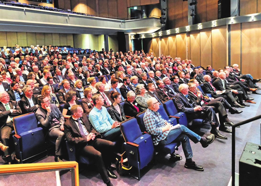 Gut gefüllt: Blick in den grossen Saal vom Theater Haus im Park. Mehr als 200 der Gäste verfolgen das Festprogramm auf der Bühne. Gut gefüllt: Blick in den grossen Saal vom Theater Haus im Park. Mehr als 200 der Gäste verfolgen das Festprogramm auf der Bühne.