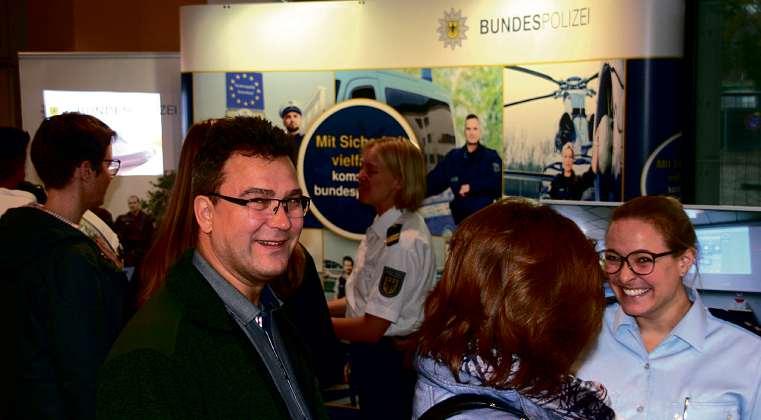 Persönlicher Kontakt erwünscht: Auch die Bundespolizei stellt sich den Fragen eines interessierten Publikums Persönlicher Kontakt erwünscht: Auch die Bundespolizei stellt sich den Fragen eines interessierten Publikums