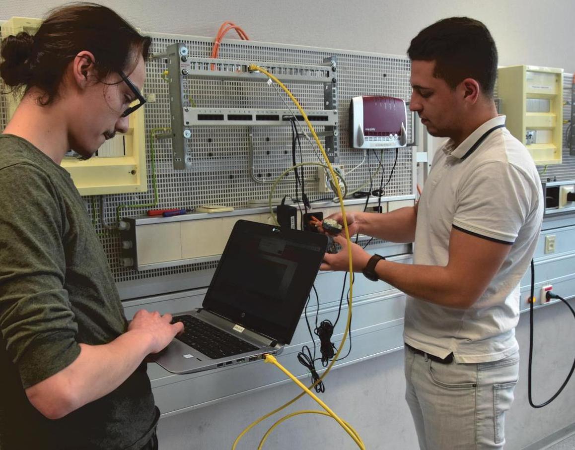 Azubis bei Messungen im BZE Bildungszentrum Elektrotechnik Hamburg: Annes Kamm Meier* (l.), und Rolf-Mario Machado-Borowski * Name von der Redaktion geändert Azubis bei Messungen im BZE Bildungszentrum Elektrotechnik Hamburg: Annes Kamm Meier* (l.), und Rolf-Mario Machado-Borowski * Name von der Redaktion geändert