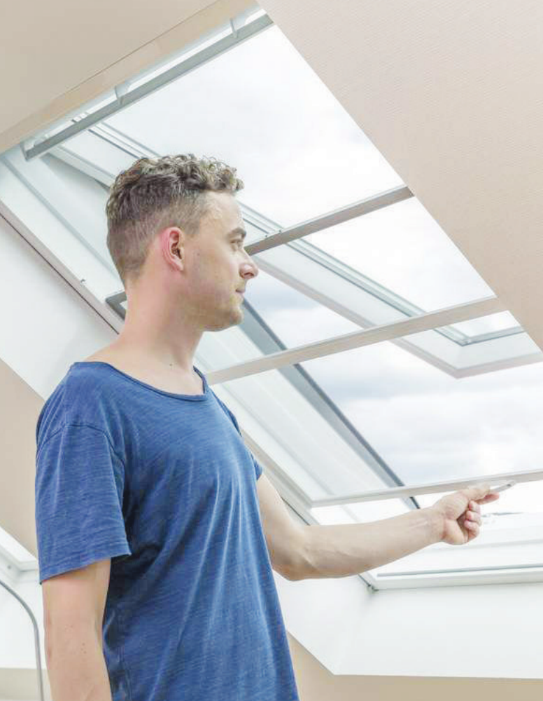 Praktischer für Allergiker: Ein Schieberahmen statt eines Rollos am Dachfenster bietet außer einer Insekten- zusätzlich eine Pollenschutzfunktion Foto: djd/Neher Systems Praktischer für Allergiker: Ein Schieberahmen statt eines Rollos am Dachfenster bietet außer einer Insekten- zusätzlich eine Pollenschutzfunktion Foto: djd/Neher Systems