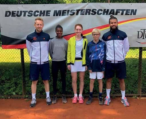 Deutsche Jugendmeisterschaften. Das erfolgreiche Hamburger Team. V.l. Verbandstrainer Alex Hameister, Noma Noha Akugue, Ella Seidel, Karl Nagel-Heyer und Verbandstrainer Marco Kirschner. Foto: Daniel Schulz/DTB Deutsche Jugendmeisterschaften. Das erfolgreiche Hamburger Team. V.l. Verbandstrainer Alex Hameister, Noma Noha Akugue, Ella Seidel, Karl Nagel-Heyer und Verbandstrainer Marco Kirschner. Foto: Daniel Schulz/DTB