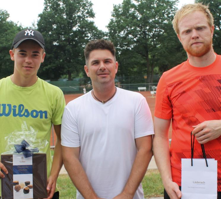 Herren Einzel: (v. l.) Sieger Niklas Guttau, Sportwart TV SH Björn Kroll, Finalist Leonard von Hindte. Herren Einzel: (v. l.) Sieger Niklas Guttau, Sportwart TV SH Björn Kroll, Finalist Leonard von Hindte.