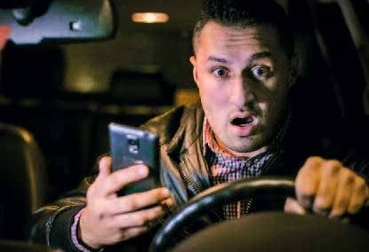 Blickt man bei einer Geschwindigkeit von 50 km/h nur drei Sekunden lang aufs Handy, hat man gut 40 Meter quasi blind zurückgelegt. Da sind Schreckmomente vorprogrammiert Blickt man bei einer Geschwindigkeit von 50 km/h nur drei Sekunden lang aufs Handy, hat man gut 40 Meter quasi blind zurückgelegt. Da sind Schreckmomente vorprogrammiert