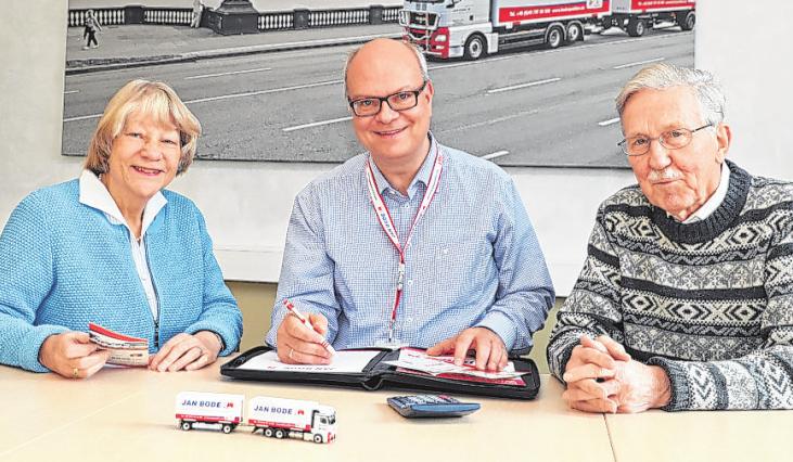 Umzugsberater Patrick Pulfer (Mitte) mit Helga und Rolf Bahruth. Das Ehepaar ist mit der Spedition Jan Bode umgezogen. Foto: Bode Umzugsberater Patrick Pulfer (Mitte) mit Helga und Rolf Bahruth. Das Ehepaar ist mit der Spedition Jan Bode umgezogen. Foto: Bode