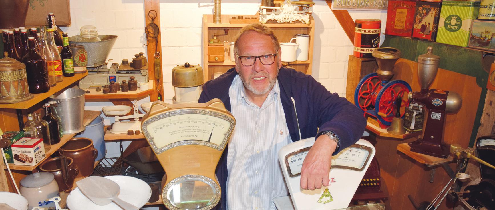 Dieter Herrmann, hier in der einstigen Ladeneinrichtung von Tine Kropp ist Vorsitzender des Förderkreises Kultur und Brauchtum in der Gemeinde Holm. Der Verein kümmert sich auch um das Heimatmuseum in der alten restaurierten Scheune auf den Grundstück von Ladiges Gasthof Foto: Kuno Klein Dieter Herrmann, hier in der einstigen Ladeneinrichtung von Tine Kropp ist Vorsitzender des Förderkreises Kultur und Brauchtum in der Gemeinde Holm. Der Verein kümmert sich auch um das Heimatmuseum in der alten restaurierten Scheune auf den Grundstück von Ladiges Gasthof Foto: Kuno Klein
